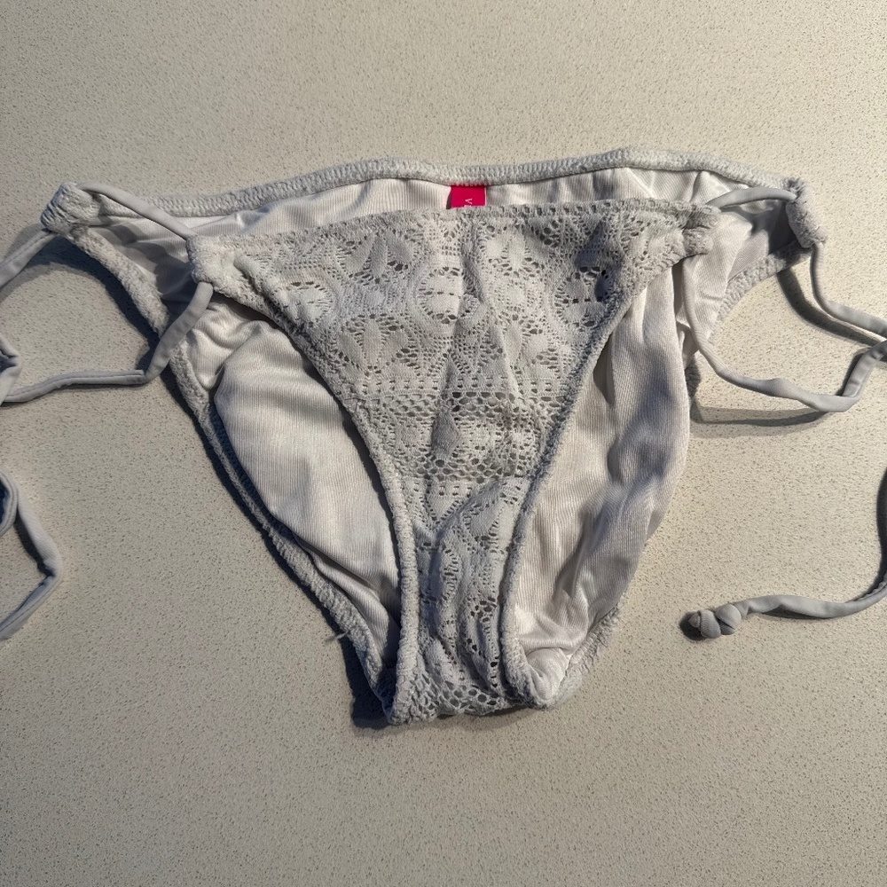 Victoria’s Secret White Lace Tie-Side Bikini Bottom — Size XS
